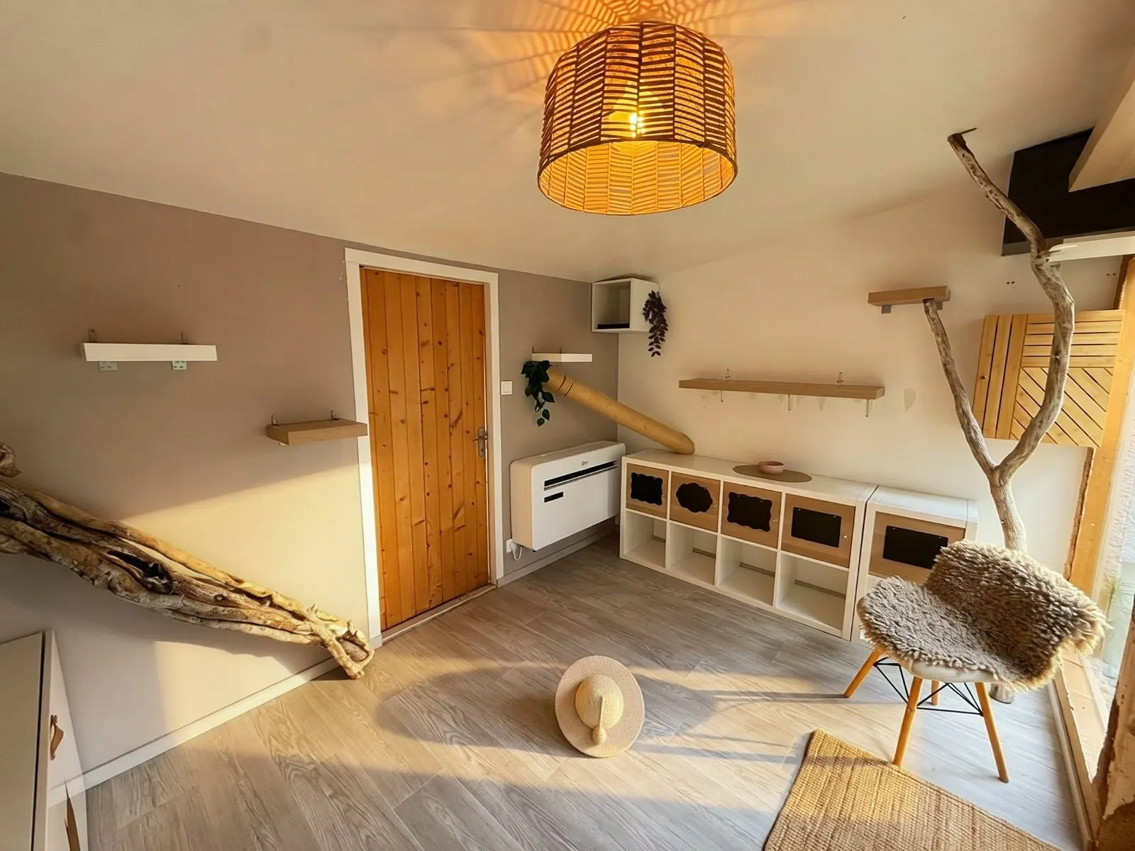 L’intérieur du chalet Le Grand Rond, ses branches et son griffoir