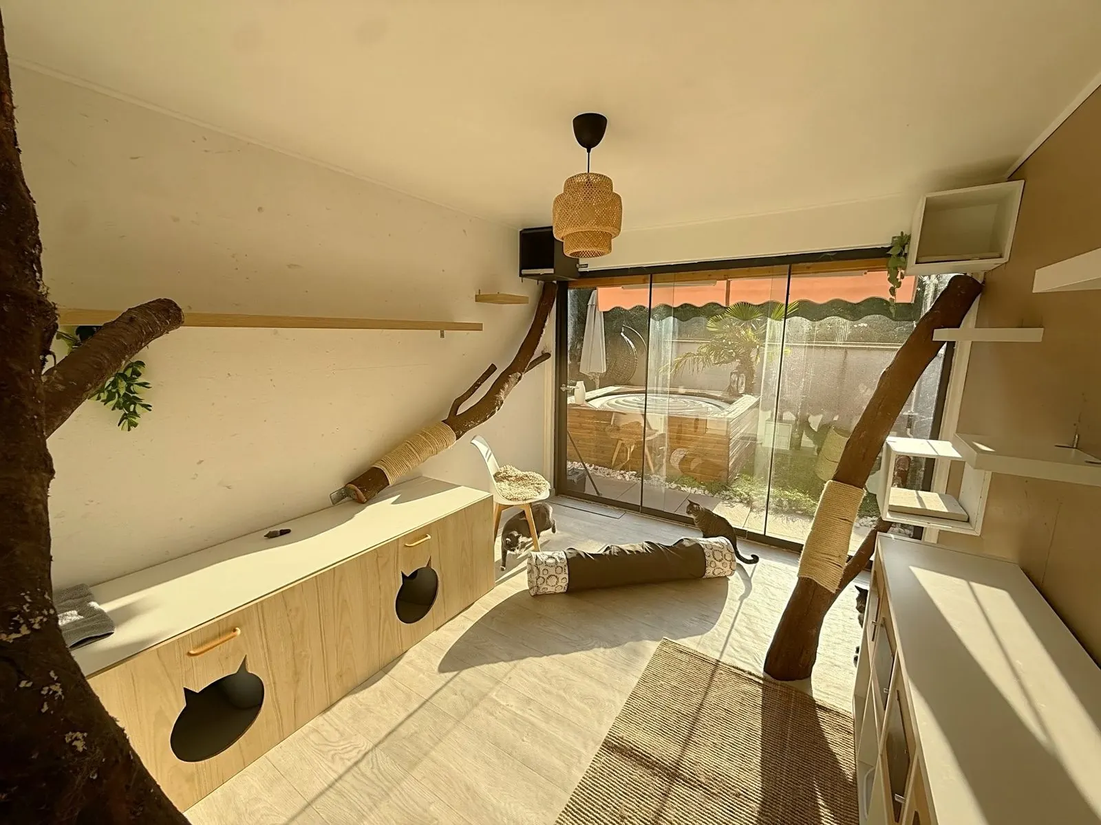 Le chalet Les Filatiers, sa baie vitrée sur le jardin et ses gamelles à puce