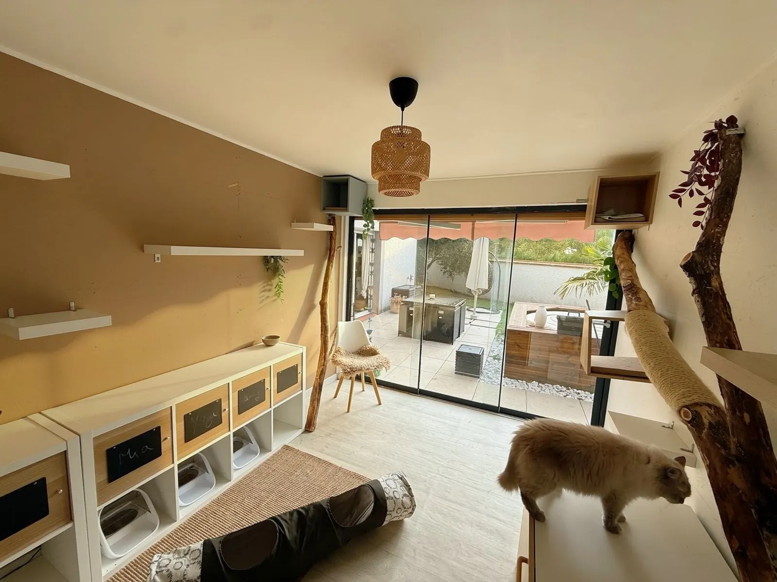 Le chalet La Daurade, sa baie vitrée sur la terrasse