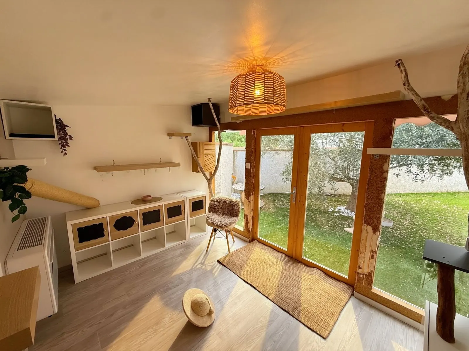 Le chalet Le Grand Rond, ouvert sur le jardin et l’olivier
